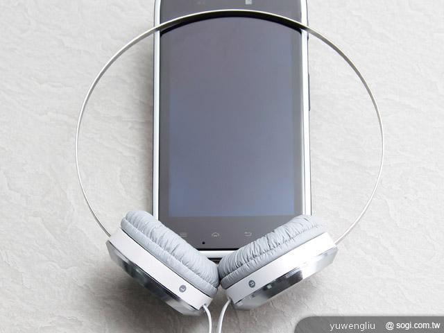 鐵三角ATH-ON303耳機 搭配XT910星潮白更時尚 鐵三角ATH-ON303耳機 搭配XT910星潮白更時尚