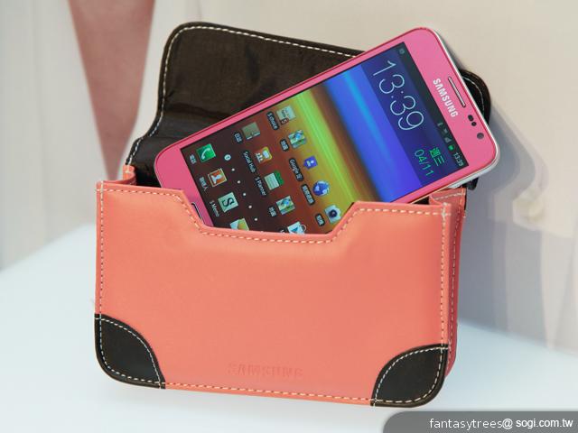 三星GALAXY Note、S II粉桃新色 找來Hebe代言 三星GALAXY Note、S II粉桃新色 找來Hebe代言