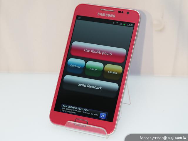 三星GALAXY Note、S II粉桃新色 找來Hebe代言 三星GALAXY Note、S II粉桃新色 找來Hebe代言