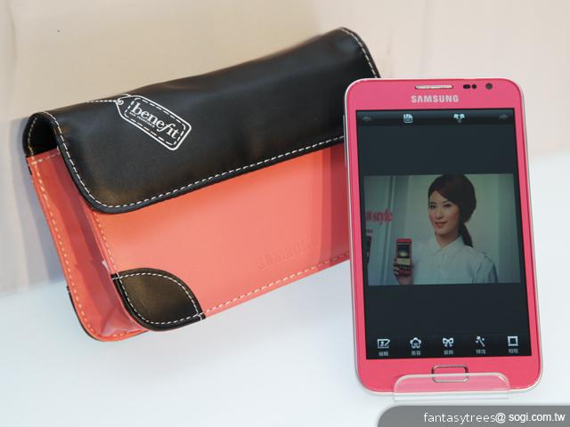 三星GALAXY Note、S II粉桃新色 找來Hebe代言 三星GALAXY Note、S II粉桃新色 找來Hebe代言