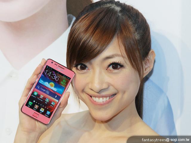 三星GALAXY Note、S II粉桃新色 找來Hebe代言 三星GALAXY Note、S II粉桃新色 找來Hebe代言