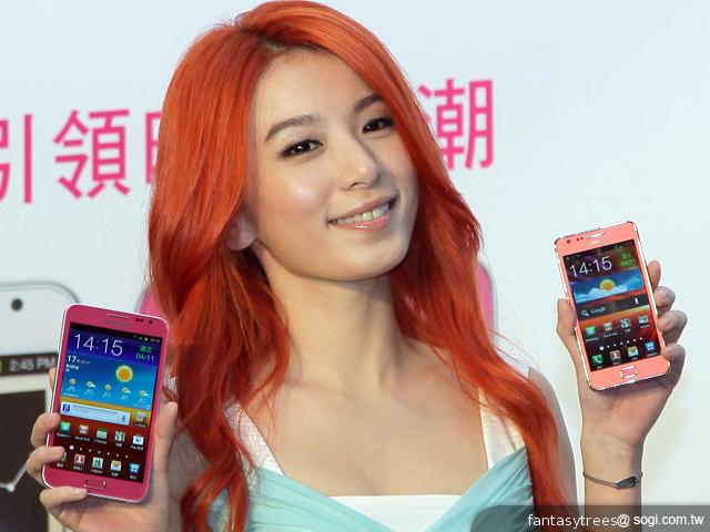 三星GALAXY Note、S II粉桃新色 找來Hebe代言 三星GALAXY Note、S II粉桃新色 找來Hebe代言