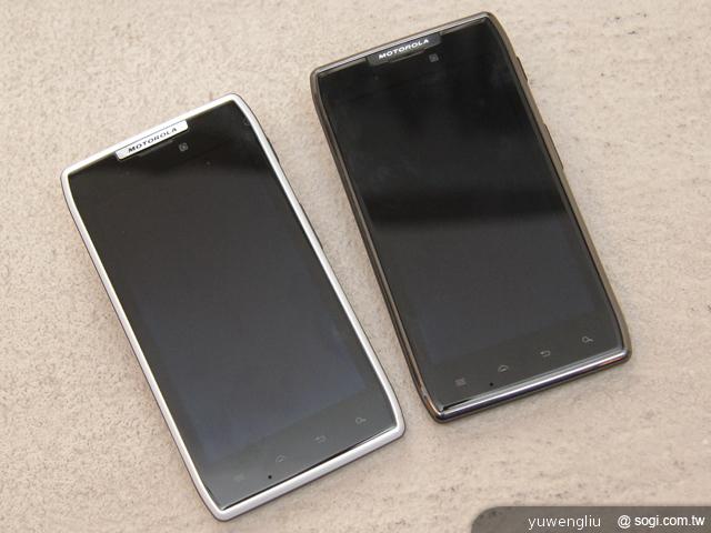 MOTO RAZR Maxx、XT910造型、厚度比一比 MOTO RAZR Maxx、XT910造型、厚度比一比