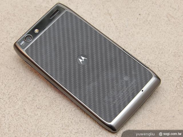 MOTO推雙機 RAZR Maxx夠持久、DEFY XT薄型三防 MOTO推雙機 RAZR Maxx夠持久、DEFY XT薄型三防