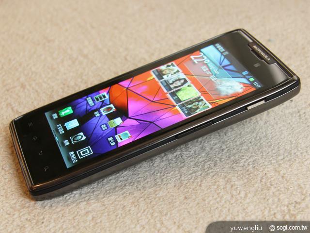 MOTO推雙機 RAZR Maxx夠持久、DEFY XT薄型三防 MOTO推雙機 RAZR Maxx夠持久、DEFY XT薄型三防