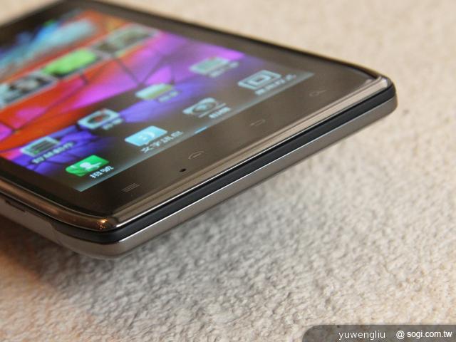 MOTO推雙機 RAZR Maxx夠持久、DEFY XT薄型三防 MOTO推雙機 RAZR Maxx夠持久、DEFY XT薄型三防