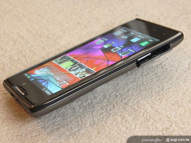 MOTO推雙機 RAZR Maxx夠持久、DEFY XT薄型三防 MOTO推雙機 RAZR Maxx夠持久、DEFY XT薄型三防