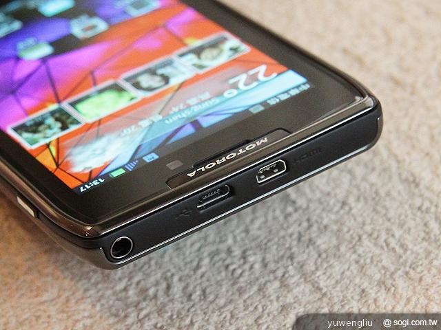 MOTO推雙機 RAZR Maxx夠持久、DEFY XT薄型三防 MOTO推雙機 RAZR Maxx夠持久、DEFY XT薄型三防