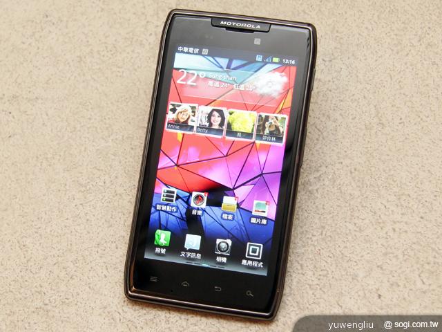MOTO推雙機 RAZR Maxx夠持久、DEFY XT薄型三防 MOTO推雙機 RAZR Maxx夠持久、DEFY XT薄型三防