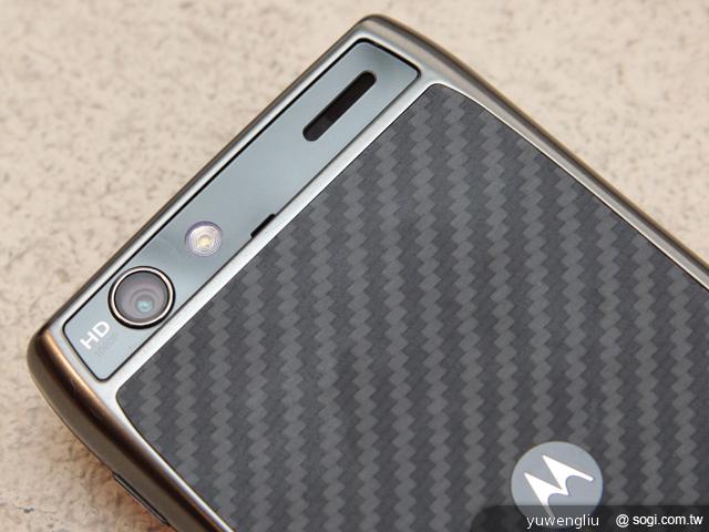 MOTO推雙機 RAZR Maxx夠持久、DEFY XT薄型三防 MOTO推雙機 RAZR Maxx夠持久、DEFY XT薄型三防