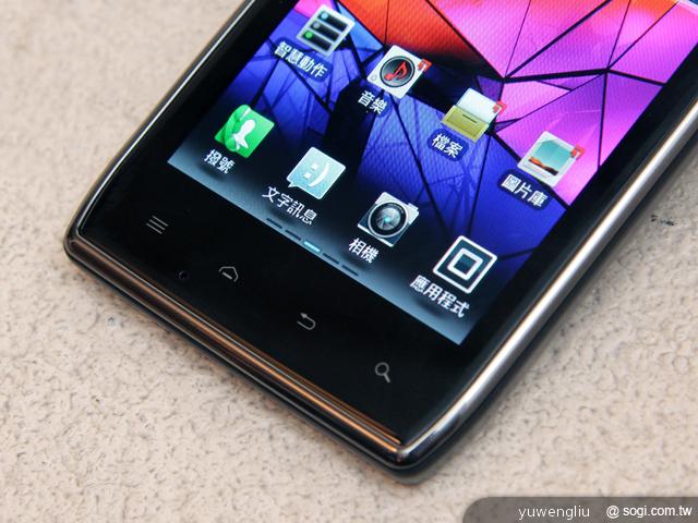 MOTO推雙機 RAZR Maxx夠持久、DEFY XT薄型三防 MOTO推雙機 RAZR Maxx夠持久、DEFY XT薄型三防