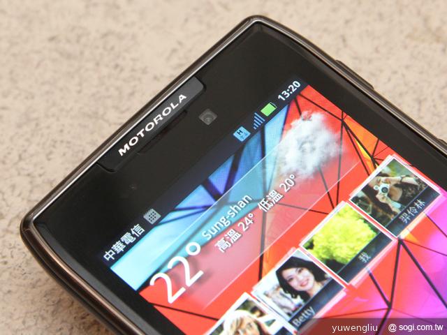 MOTO推雙機 RAZR Maxx夠持久、DEFY XT薄型三防 MOTO推雙機 RAZR Maxx夠持久、DEFY XT薄型三防