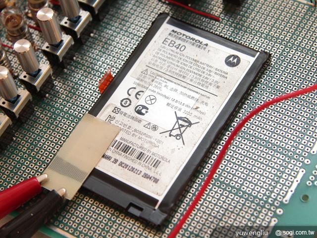 MOTO推雙機 RAZR Maxx夠持久、DEFY XT薄型三防 MOTO推雙機 RAZR Maxx夠持久、DEFY XT薄型三防