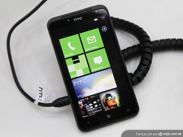 NOKIA Lumia 900、HTC TITAN II 微軟展場雙雄爭霸 NOKIA Lumia 900、HTC TITAN II 微軟展場雙雄爭霸