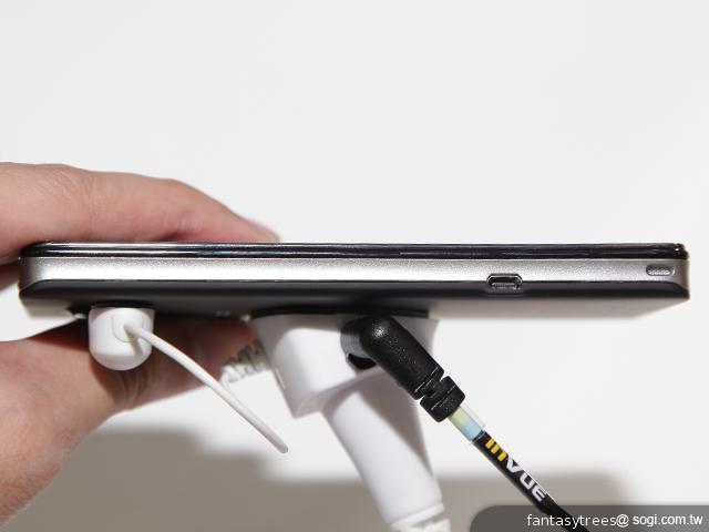 英特爾展場手機力推 XOLO X900、Lenovo LePhone K800 英特爾展場手機力推 XOLO X900、Lenovo LePhone K800