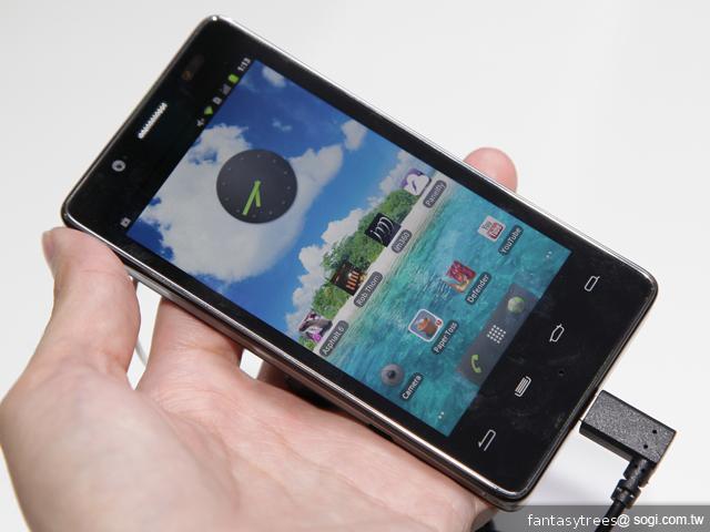 英特爾展場手機力推 XOLO X900、Lenovo LePhone K800 英特爾展場手機力推 XOLO X900、Lenovo LePhone K800