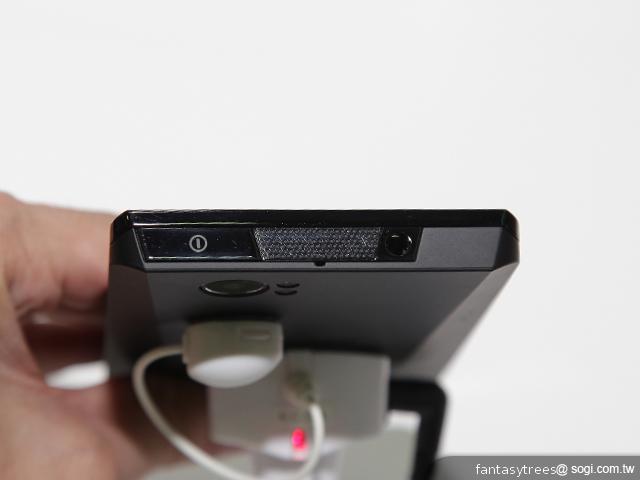 英特爾展場手機力推 XOLO X900、Lenovo LePhone K800 英特爾展場手機力推 XOLO X900、Lenovo LePhone K800