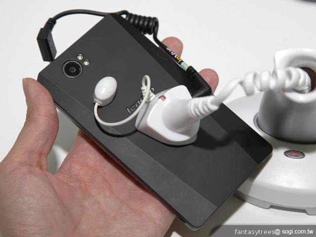 英特爾展場手機力推 XOLO X900、Lenovo LePhone K800 英特爾展場手機力推 XOLO X900、Lenovo LePhone K800