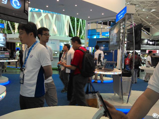 英特爾展場手機力推 XOLO X900、Lenovo LePhone K800 英特爾展場手機力推 XOLO X900、Lenovo LePhone K800