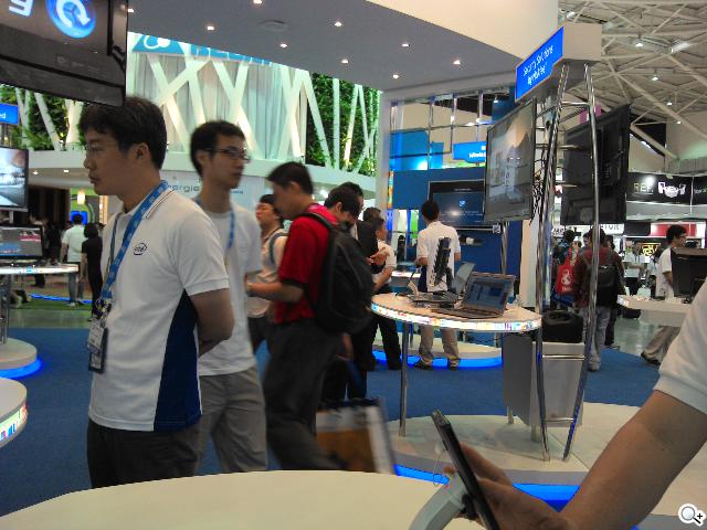 英特爾展場手機力推 XOLO X900、Lenovo LePhone K800 英特爾展場手機力推 XOLO X900、Lenovo LePhone K800