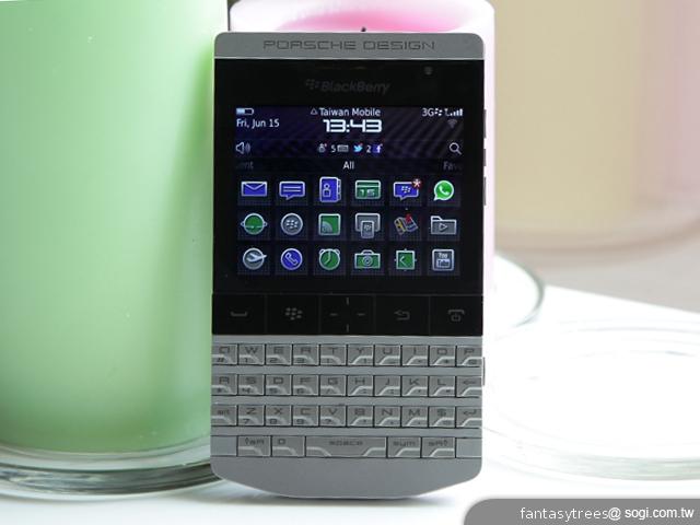 黑莓7.1開放升級 Porsche Design P'9981現身 黑莓7.1開放升級 Porsche Design P'9981現身