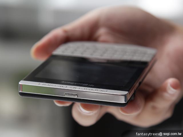 黑莓7.1開放升級 Porsche Design P'9981現身 黑莓7.1開放升級 Porsche Design P'9981現身