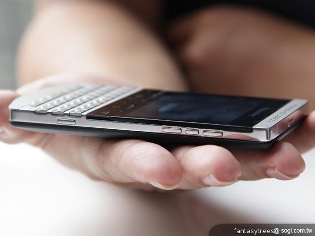 黑莓7.1開放升級 Porsche Design P'9981現身 黑莓7.1開放升級 Porsche Design P'9981現身