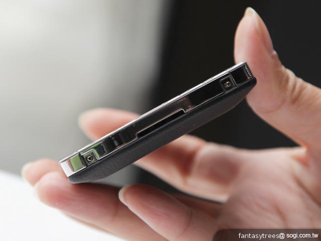 黑莓7.1開放升級 Porsche Design P'9981現身 黑莓7.1開放升級 Porsche Design P'9981現身