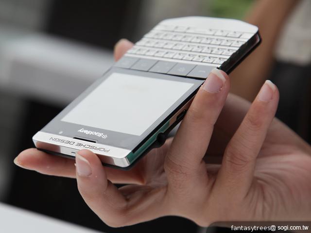 黑莓7.1開放升級 Porsche Design P'9981現身 黑莓7.1開放升級 Porsche Design P'9981現身