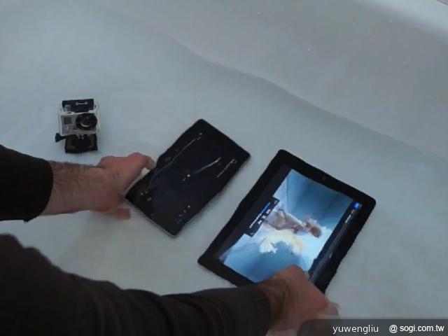 iPad 2與Nexus 7平板電腦另類對決 摔機泡水樣樣來 iPad 2與Nexus 7平板電腦另類對決 摔機泡水樣樣來