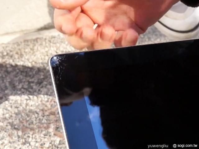 iPad 2與Nexus 7平板電腦另類對決 摔機泡水樣樣來 iPad 2與Nexus 7平板電腦另類對決 摔機泡水樣樣來