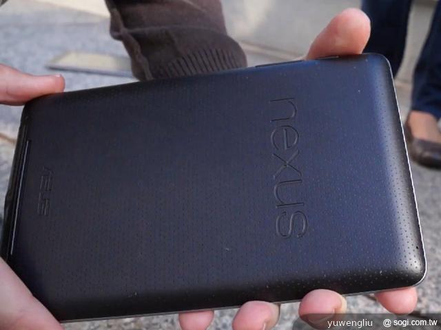 iPad 2與Nexus 7平板電腦另類對決 摔機泡水樣樣來 iPad 2與Nexus 7平板電腦另類對決 摔機泡水樣樣來