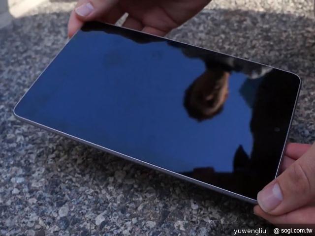 iPad 2與Nexus 7平板電腦另類對決 摔機泡水樣樣來 iPad 2與Nexus 7平板電腦另類對決 摔機泡水樣樣來