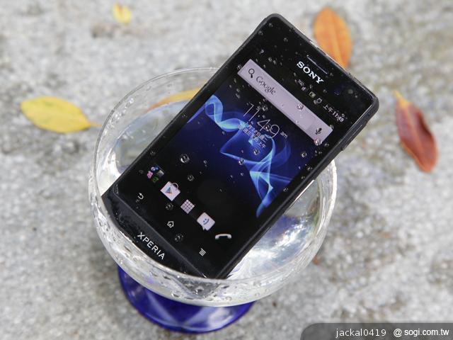 Sony XPERIA go 短小精悍的防水雙核智慧新選