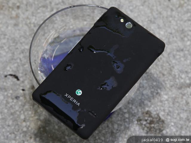 Sony XPERIA go 短小精悍的防水雙核智慧新選