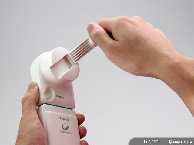 Sony手搖行動電源CP-A2LAKS 充電不求人！