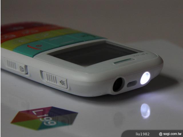 輕巧實用、多色彩大按鍵手機 UTEC L199 輕巧實用、多色彩大按鍵手機 UTEC L199