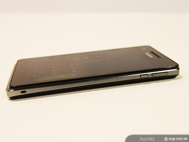 SONY Xperia V高階防水旗艦機外觀賞析 SONY Xperia V高階防水旗艦機外觀賞析