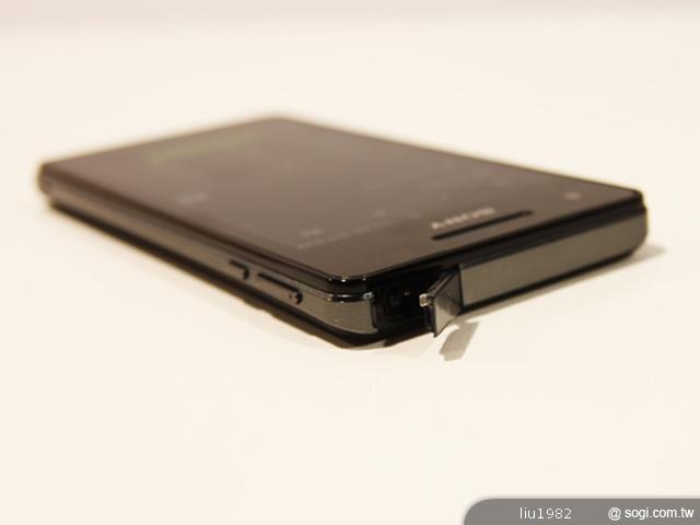 SONY Xperia V高階防水旗艦機外觀賞析 SONY Xperia V高階防水旗艦機外觀賞析