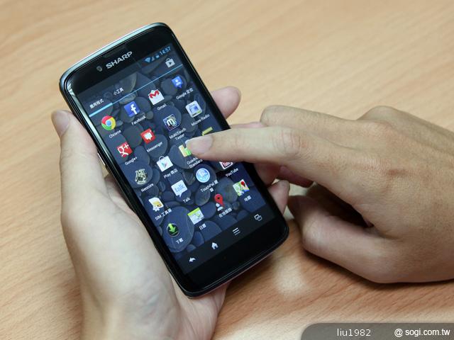 4.5吋2.5D圓弧面玻璃螢幕 夏普SH631W雙核機 4.5吋2.5D圓弧面玻璃螢幕 夏普SH631W雙核機