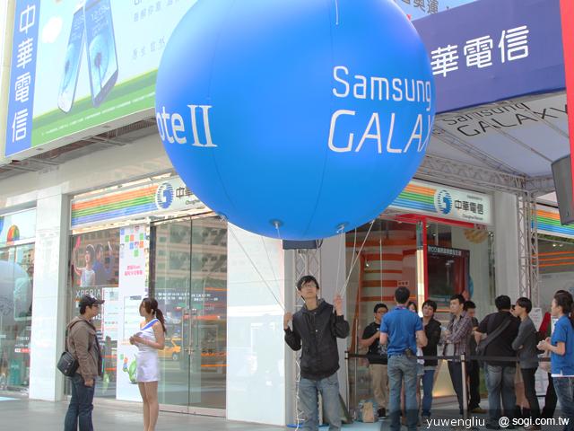 三星GALAXY Note II開賣 錦榮、騎馬舞突襲信義威秀 三星GALAXY Note II開賣 錦榮、騎馬舞突襲信義威秀
