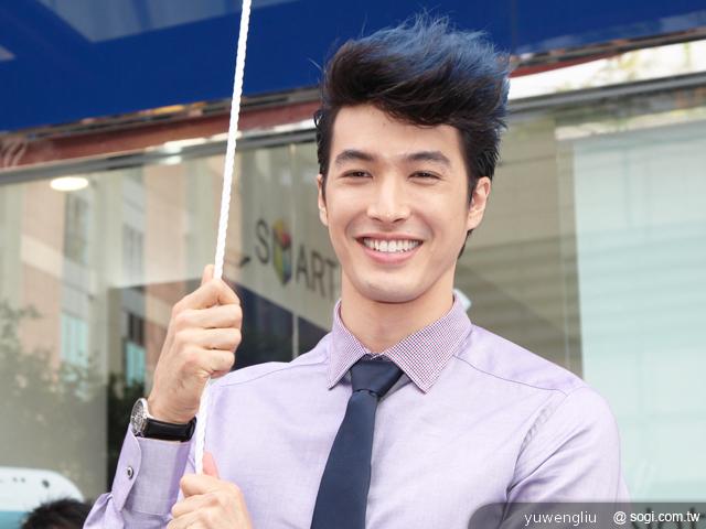 三星GALAXY Note II開賣 錦榮、騎馬舞突襲信義威秀 三星GALAXY Note II開賣 錦榮、騎馬舞突襲信義威秀