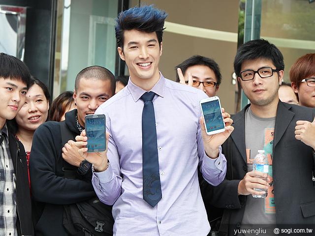 三星GALAXY Note II開賣 錦榮、騎馬舞突襲信義威秀 三星GALAXY Note II開賣 錦榮、騎馬舞突襲信義威秀