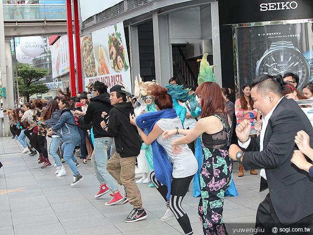 三星GALAXY Note II開賣 錦榮、騎馬舞突襲信義威秀 三星GALAXY Note II開賣 錦榮、騎馬舞突襲信義威秀