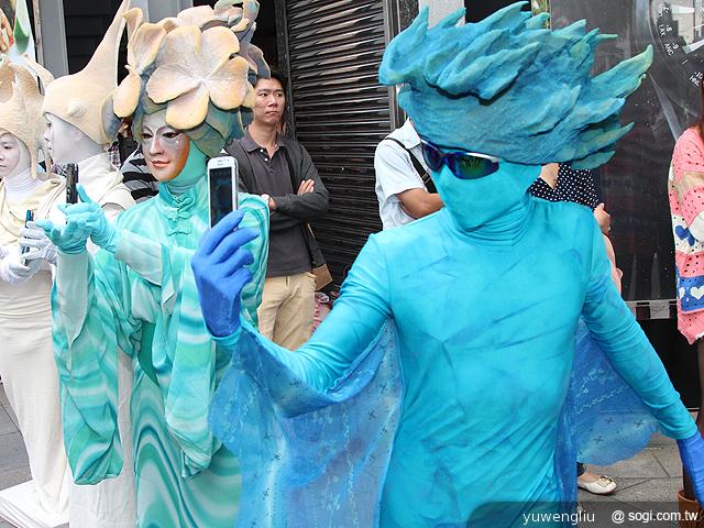 三星GALAXY Note II開賣 錦榮、騎馬舞突襲信義威秀 三星GALAXY Note II開賣 錦榮、騎馬舞突襲信義威秀