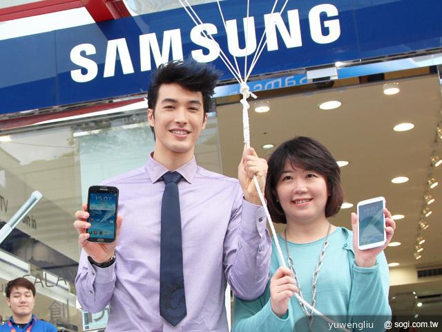 三星GALAXY Note II開賣 錦榮、騎馬舞突襲信義威秀 三星GALAXY Note II開賣 錦榮、騎馬舞突襲信義威秀