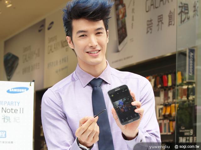 三星GALAXY Note II開賣 錦榮、騎馬舞突襲信義威秀 三星GALAXY Note II開賣 錦榮、騎馬舞突襲信義威秀