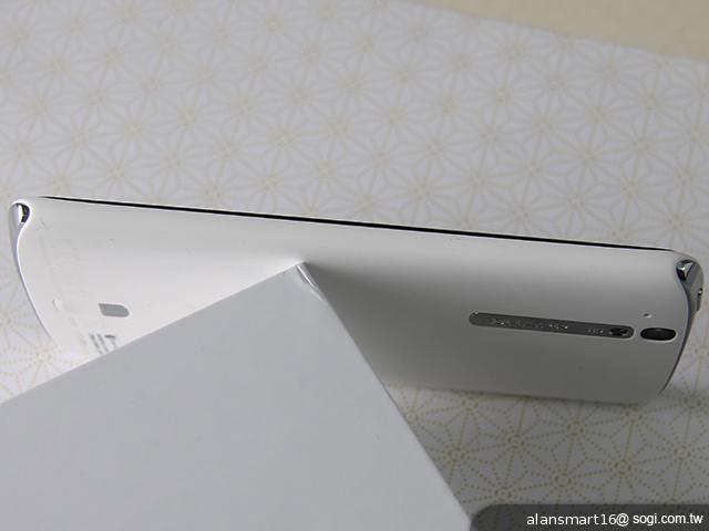 夏普SH837W雙核機 4.7吋、Super LCD 3螢幕