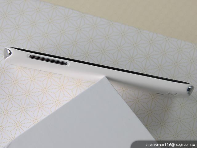 夏普SH837W雙核機 4.7吋、Super LCD 3螢幕