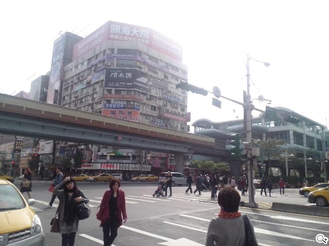 夏普SH837W雙核機 4.7吋、Super LCD 3螢幕